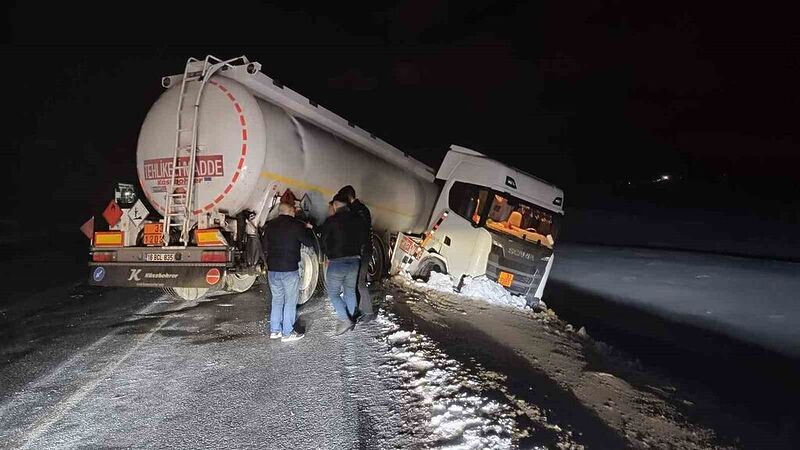 Tatvan’da yakıt yüklü tır yoldan çıktı, kaza ucuz atlatıldı