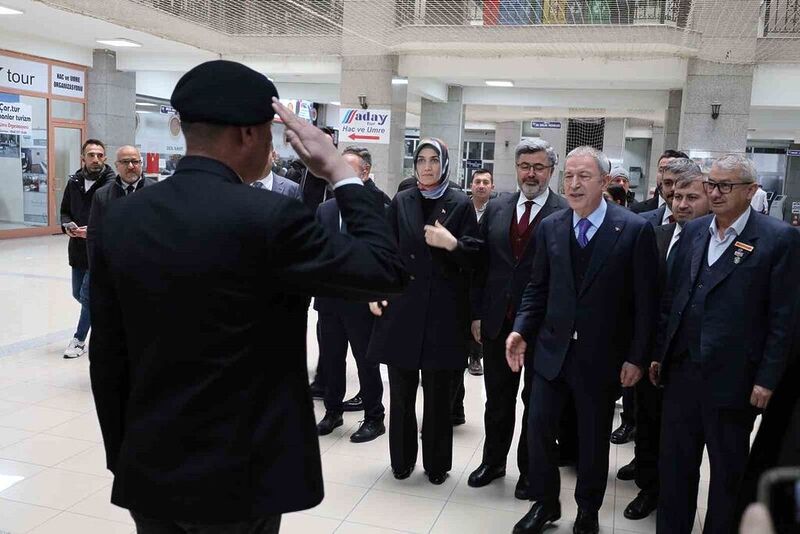 TBMM Milli Savunma Komisyonu Başkanı Akar’a şaşırtan karşılama