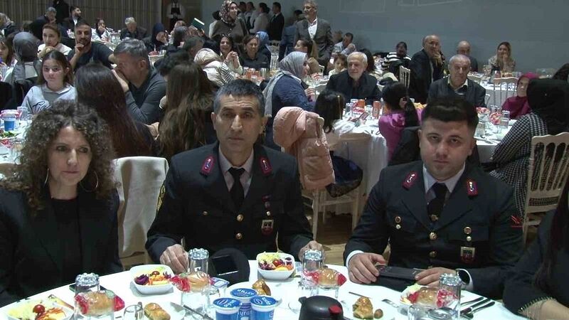 TBMM Milli Savunma Komisyonu Başkanı Hulisi Akar, Eyüpsultan’da şehit aileleri ve gazilerle iftar yaptı