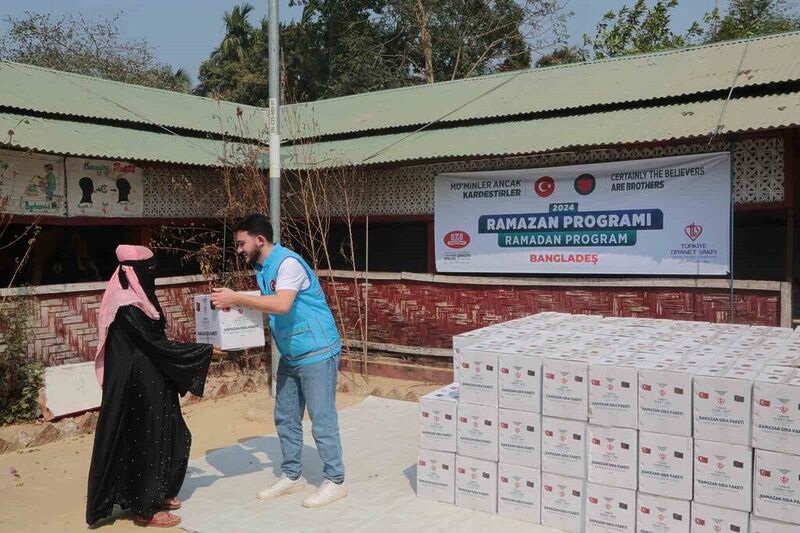 TDV’den Arakanlı Müslümanlara 10 bin iftar paketi yardımı