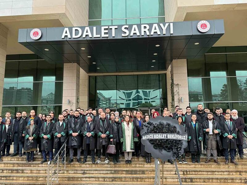 Trabzonlu avukatlardan, Fenerbahçe maçı sonrası yaşanan tutuklamalara sessiz protesto