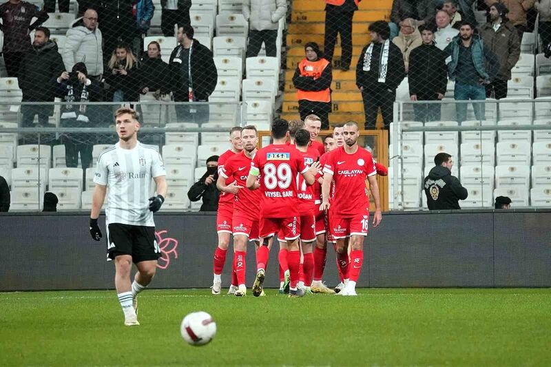 Trendyol Süper Lig: Beşiktaş: 0 – Antalyaspor: 2 (İlk yarı)