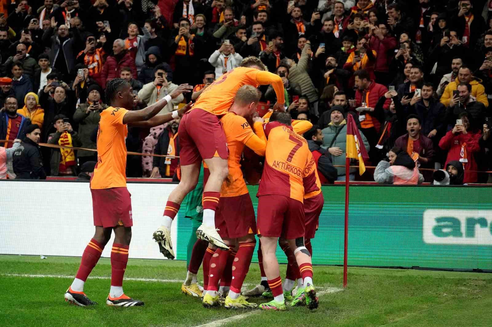 Trendyol Süper Lig: Galatasaray: 4 – Çaykur Rizespor: 1 (İlk yarı)