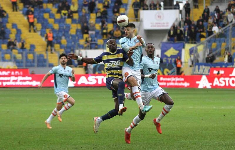 Trendyol Süper Lig: MKE Ankaragücü: 0 – Başakşehir: 0 (İlk yarı)