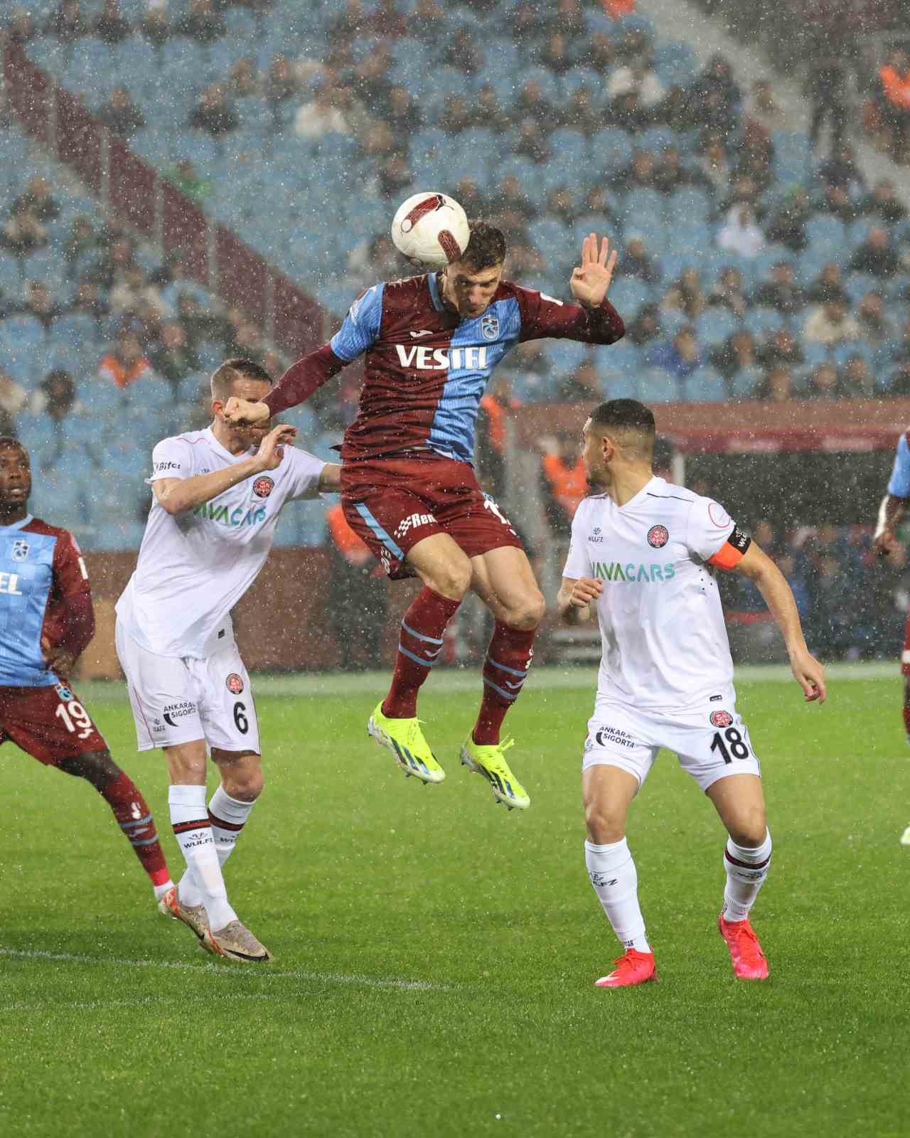 Trendyol Süper Lig: Trabzonspor: 1 – Fatih Karagümrük: 1 (İlk yarı)