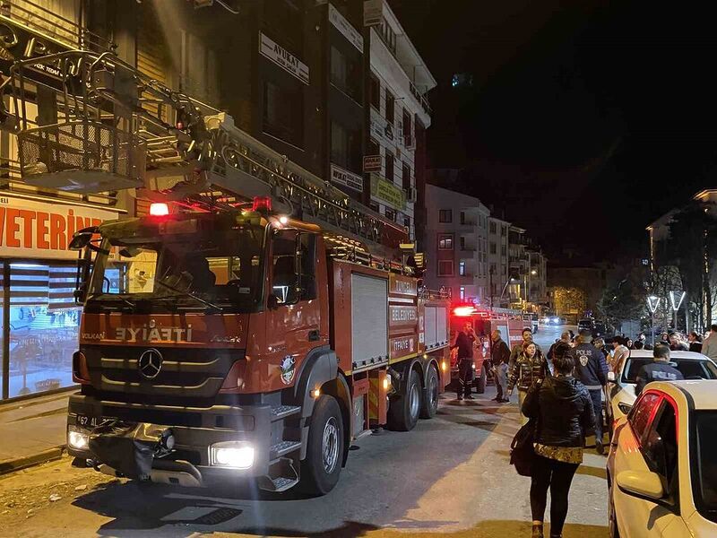 Tunceli’de bina boşluğunda yangın: Mahsur kalan evcil hayvanları itfaiye kurtardı