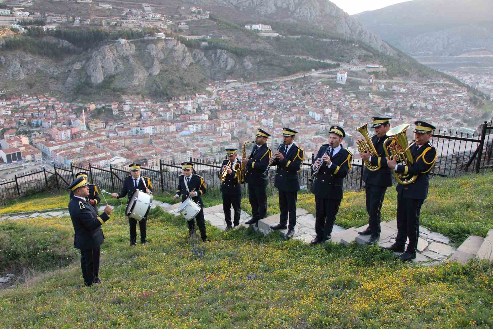 ŞEHZADELER ŞEHRİ AMASYA’DA RAMAZAN AYLARINDA 160 YILDIR KALEYE ÇIKARAK KONSER