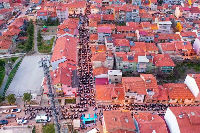 Uşak Belediyesi ilk iftar yemeğini Dikilitaş Mahallesi’nde düzenledi