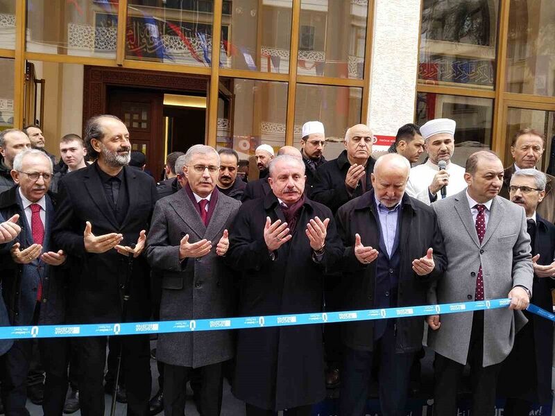 ÜSKÜDAR'DA GÜMÜŞSU CAMİİ İBADETE