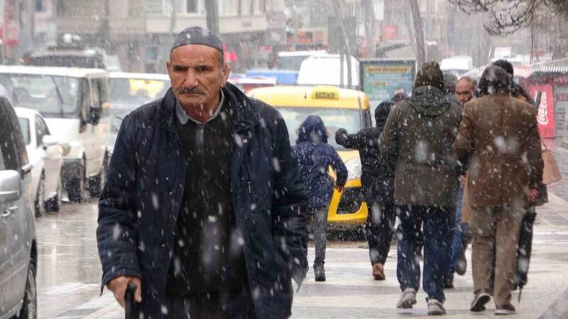 Van’da yoğun kar yağışı