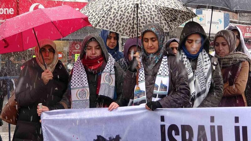 Van’daki sağlık çalışanlarından kar yağışı altında Gazze için ’sessiz protesto’