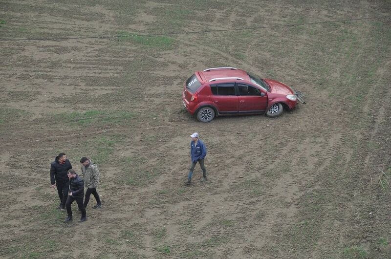 Yoldan çıkan otomobil, tarlaya uçtu: 1 yaralı