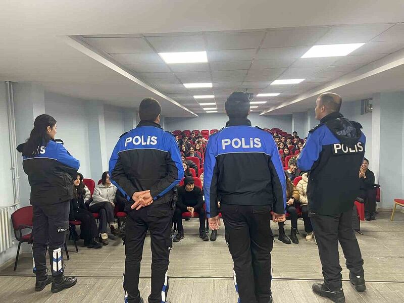 Yüksekova polisi 4 bin öğrenciye siber suçları anlattı