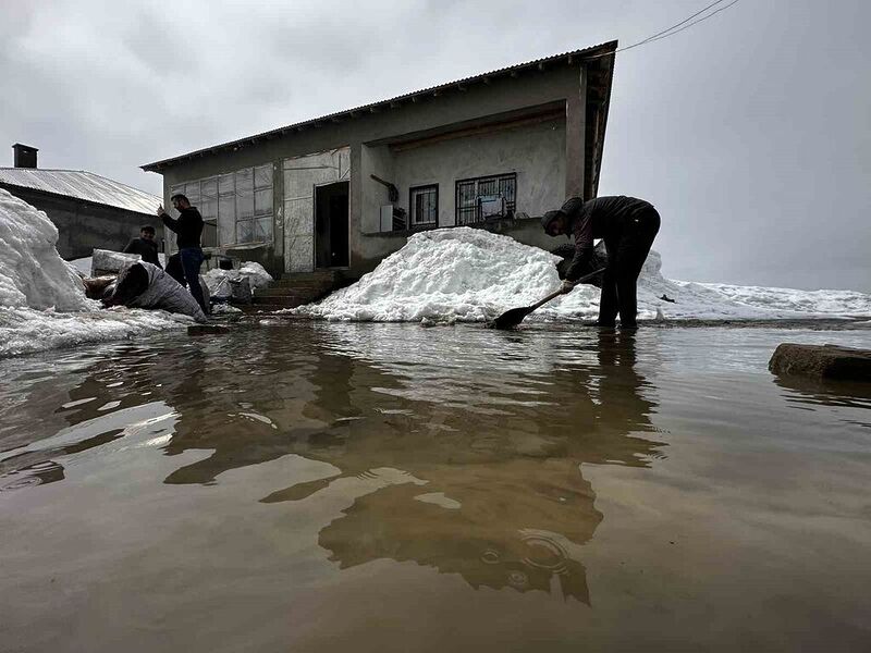 Yüksekova’da bir evin odunluğu sular altında kaldı