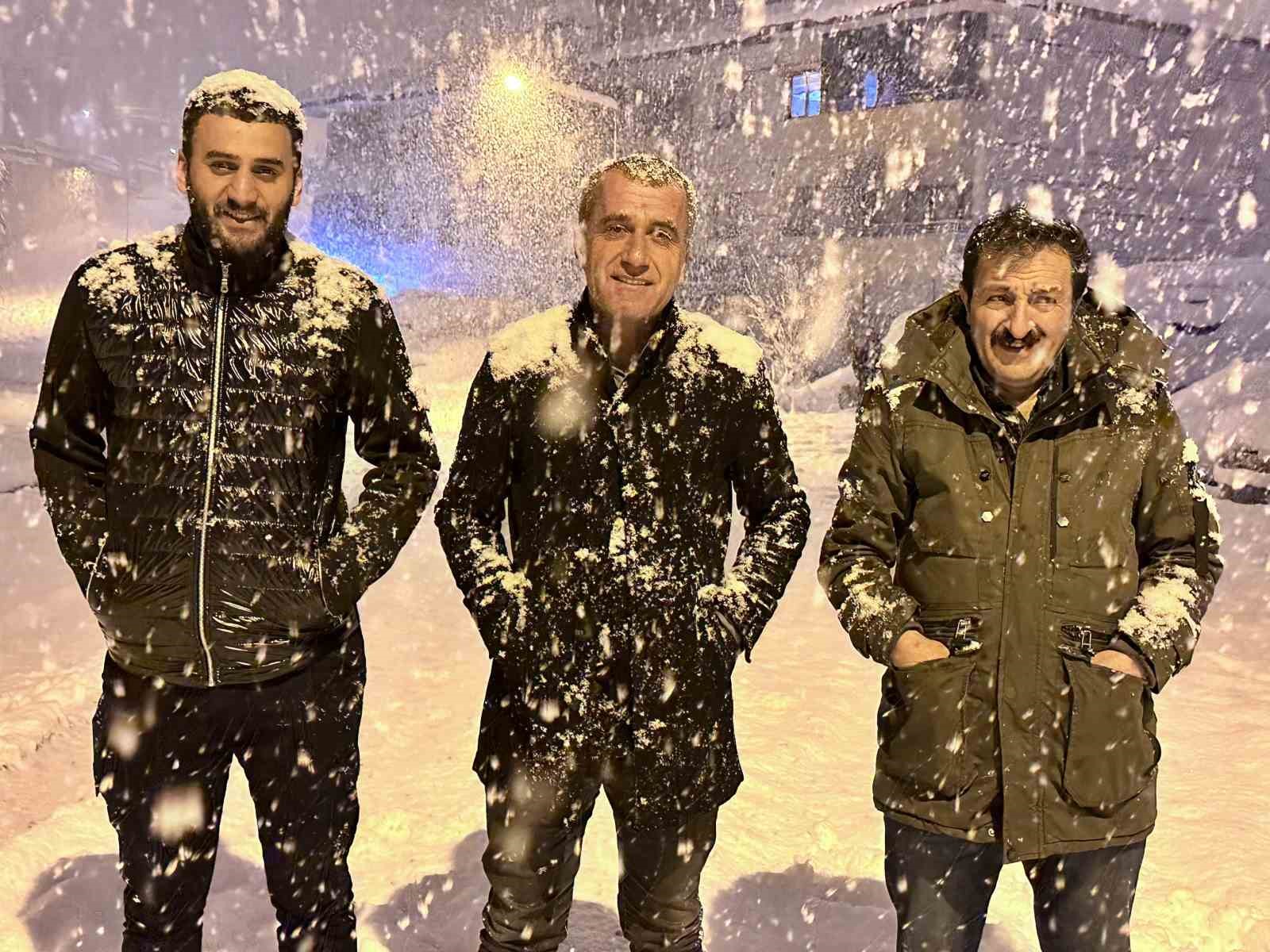 Yüksekova’da lapa lapa kar yağışı