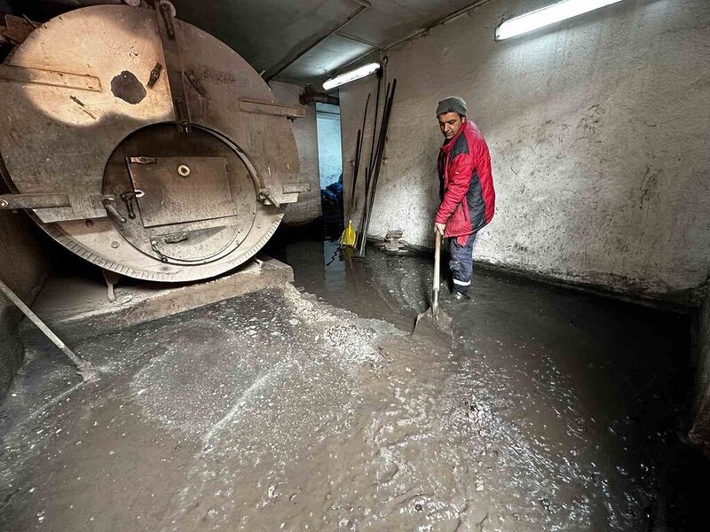 HAKKARİ’NİN YÜKSEKOVA İLÇESİNDE GECE BASTIRAN YOĞUN YAĞIŞLAR SONRASI BİR BİNANIN