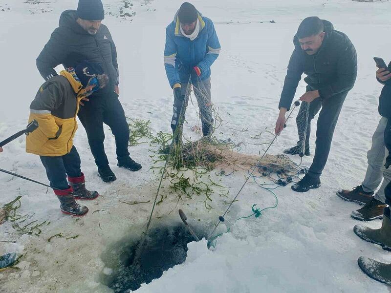 Yüzeyi buz tutan Balık Gölü’nde, buzu kırıp balık tuttular