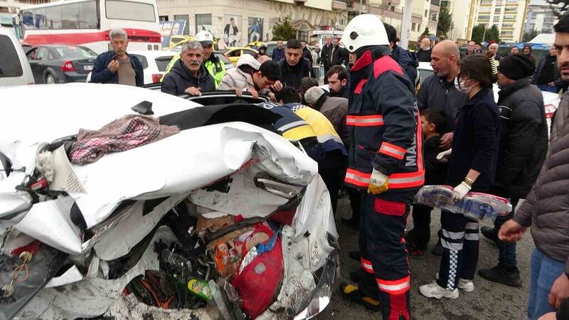 Zincirleme kazada can pazarı: 1’i ağır 5 yaralı