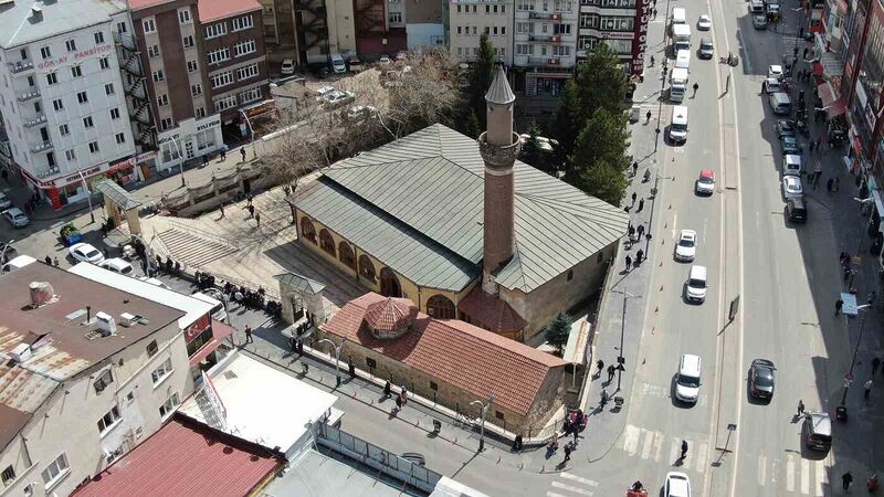 3 İslam güneşinden biri olan Şems-i Sivas’i türbesi ziyaretçilerini ağırlıyor