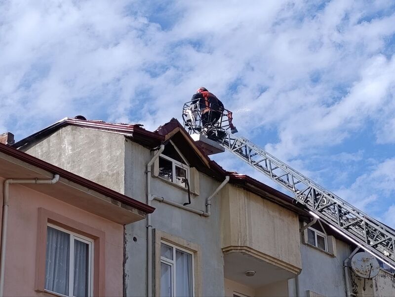 SAKARYA’NIN KARASU İLÇESİNDE 3 KATLI BİNANIN ÇATISINDA ÇIKAN VE PANİĞE