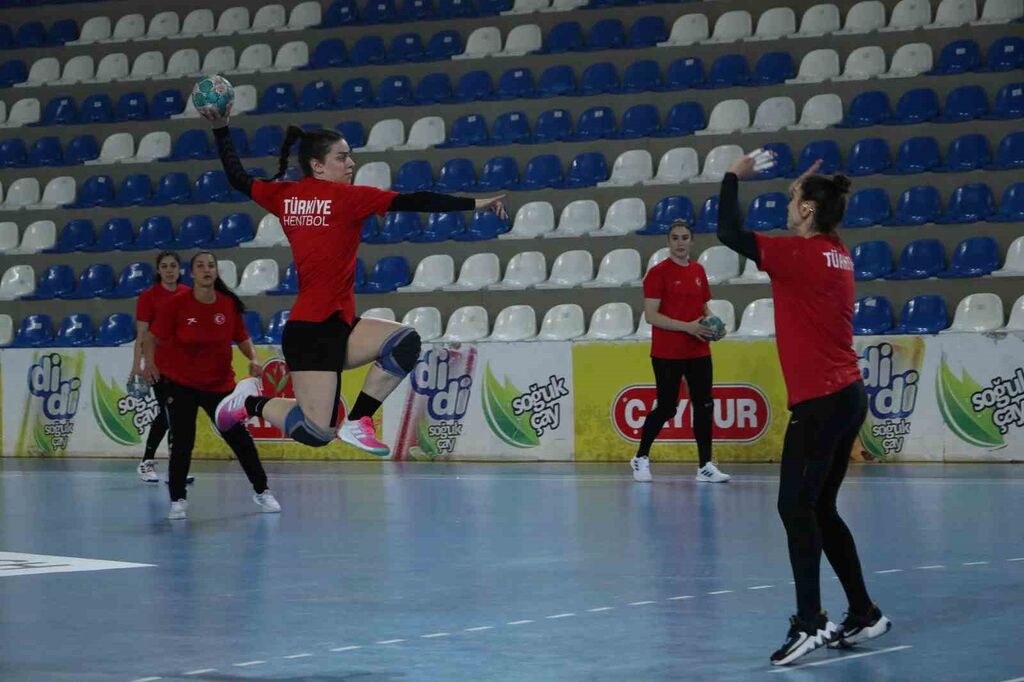 A Milli Kadın Hentbol Takımı, Rize’de oynayacağı Karadağ maçına hazırlanıyor