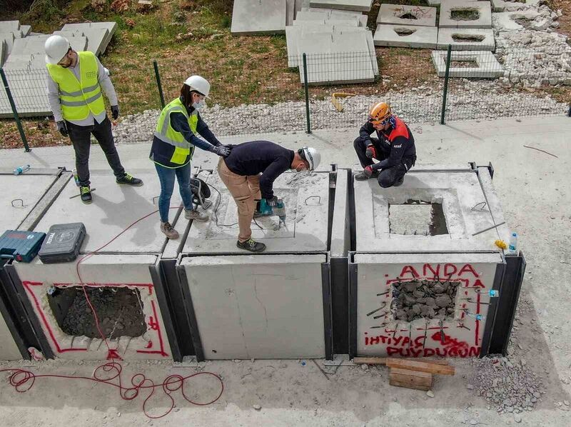 AFAD, Antalya’da oluşturulan temsili enkaz alanında gönüllü arama kurtarma ekibi yetiştiriyor