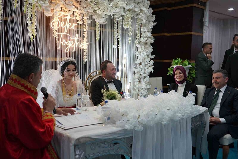 Aile ve Sosyal Hizmetler Bakanı Göktaş, Şırnak’ta Sidar çiftinin nikah şahitliğini yaptı