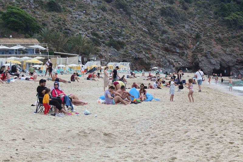 Alanya’da vatandaşlar bayramın 3’üncü gününü plajda geçirdi