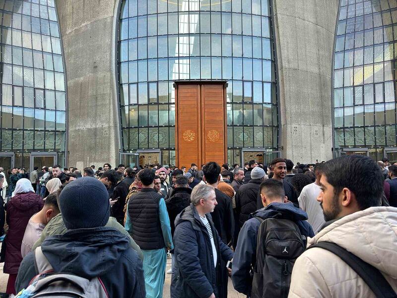 Almanya’da binlerce Müslüman bayram namazını eda etti