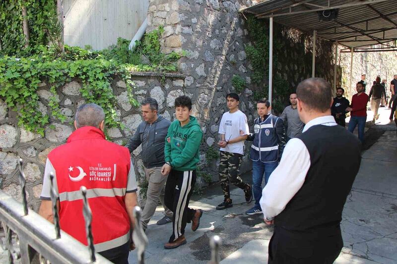 Amasya’da İl Göç İdaresi binasından kaçan 25 kaçak göçmenden 24’ü yakalandı, bakanlık soruşturma başlattı