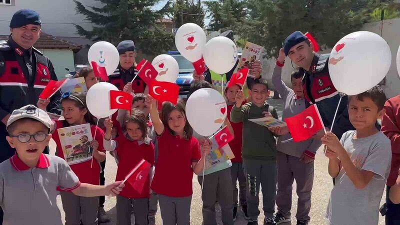 Amasya’da jandarmalar öğrencilere bayram sevinci yaşattı