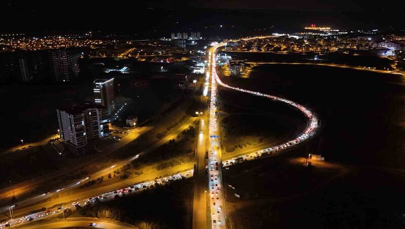 Anadolu’dan Batı’ya akın akın dönüyorlar: “Kilit kavşak” havadan görüntülendi