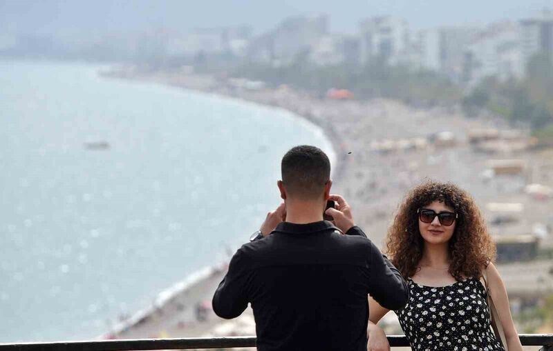 Antalya’da çöl tozunun etkisi azaldı, sahiller doldu