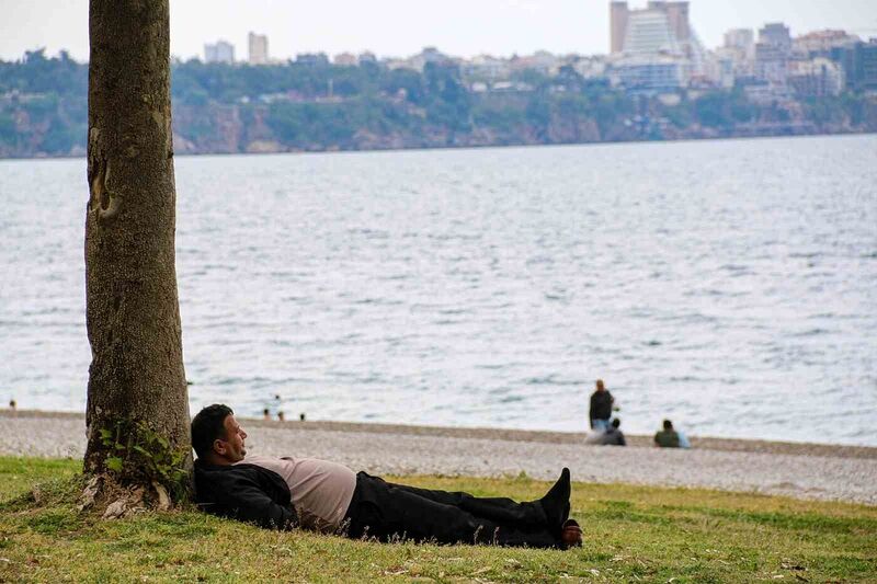 Antalya’da tatilcilere kapalı hava sürprizi, milyonları ağırlayan sahilde çok az sayıda kişi denize girdi