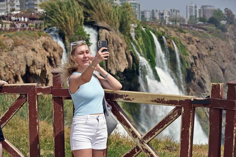 Antalya’nın yasak dinletmeyen cazibesi Düden Şelalesi, tatilci akınına uğradı