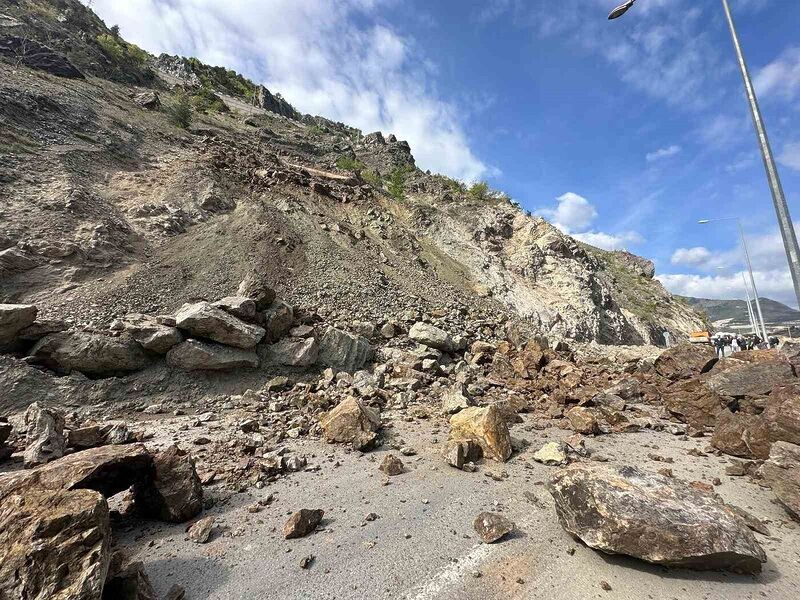 Artvin-Yusufeli karayolu heyelan nedeniyle ulaşıma kapandı