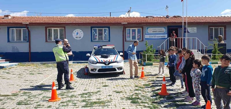 Aslanapa’da öğretmen ve öğrencilere trafik eğitimi