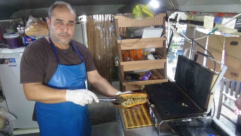 Ayvalık’ın üç lezzeti Tostkoreç’ te buluştu