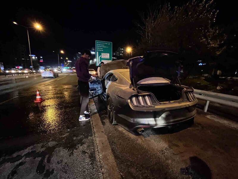 Bağcılar’da lüks otomobil alev alev yandı