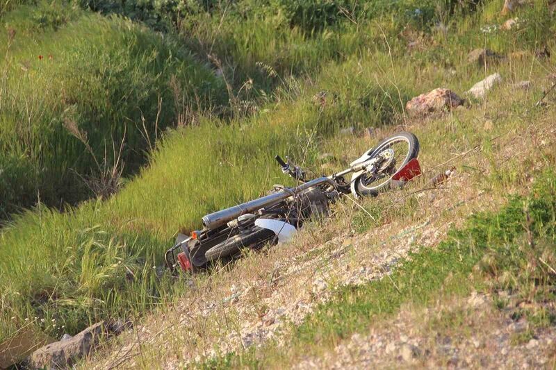 ÇANAKKALE’NİN BAYRAMİÇ İLÇESİNDE BERKAY BECEREN (18) İDARESİNDEKİ MOTOSİKLET BARİYERLERE ÇARPTI.