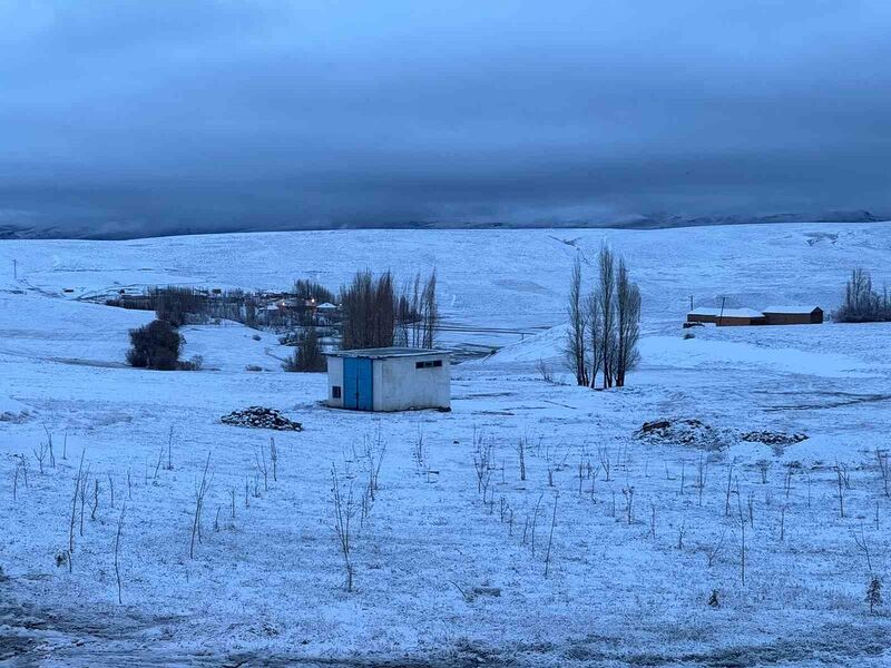 Başkale’de bayram günü kar sürprizi