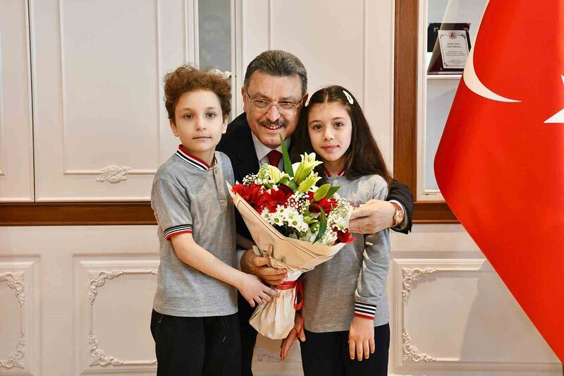 Başkan Genç, makam koltuğunu çocuklara devretti