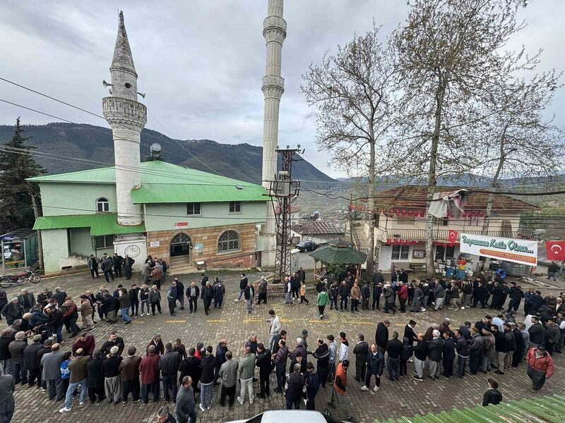 Bayramlaşmak için kuyruk oluşturdular