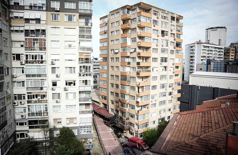 Beşiktaş’taki yangın sırasında zarar gören bina fotoğraflara yansıdı