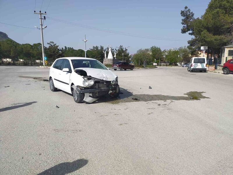 Burdur’da kavşağa kontrolsüz giren 2 otomobil çarpıştı: 1 yaralı