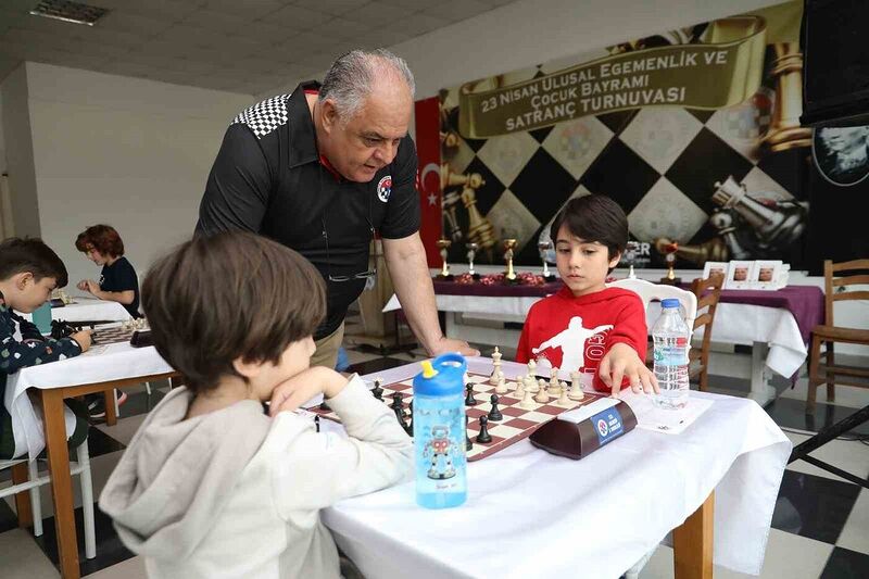 Burhaniye Belediyesi 23 Nisan Ulusal Egemenlik ve Çocuk Bayramı Satranç Turnuvası yapıldı