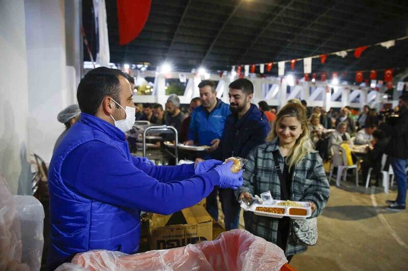 Büyükşehir’in iftarları devam ediyor