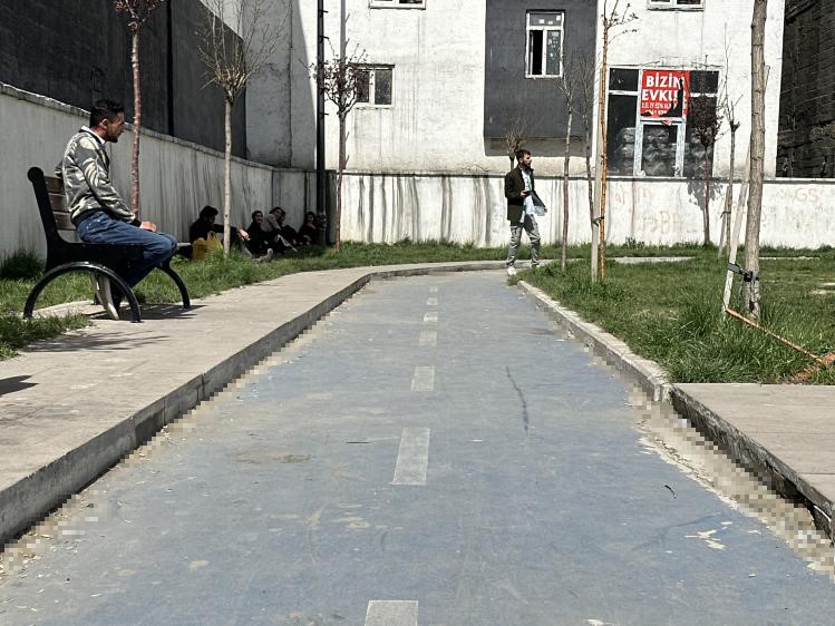 Çarşı merkezindeki tek park izmarit çöplüğüne döndü