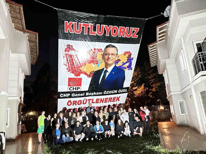 CHP Lideri Özel’in Manisa’daki komşularından kutlama