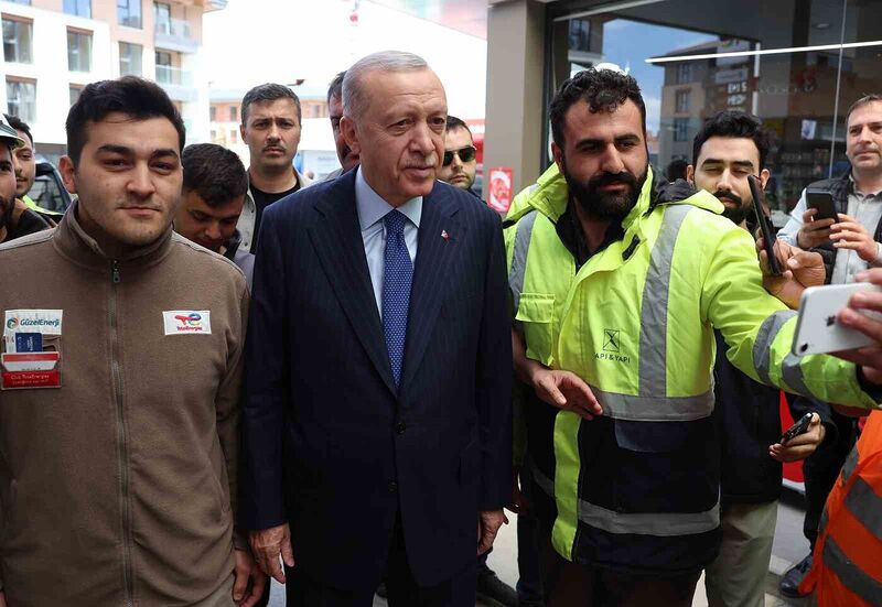 Cumhurbaşkanı Erdoğan Üsküdar’da akaryakıt istasyonuna uğradı, vatandaşla sohbet etti